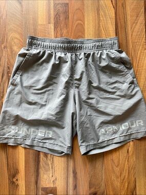 Under Armour Men’s Light Gray Athletic Shorts Size L